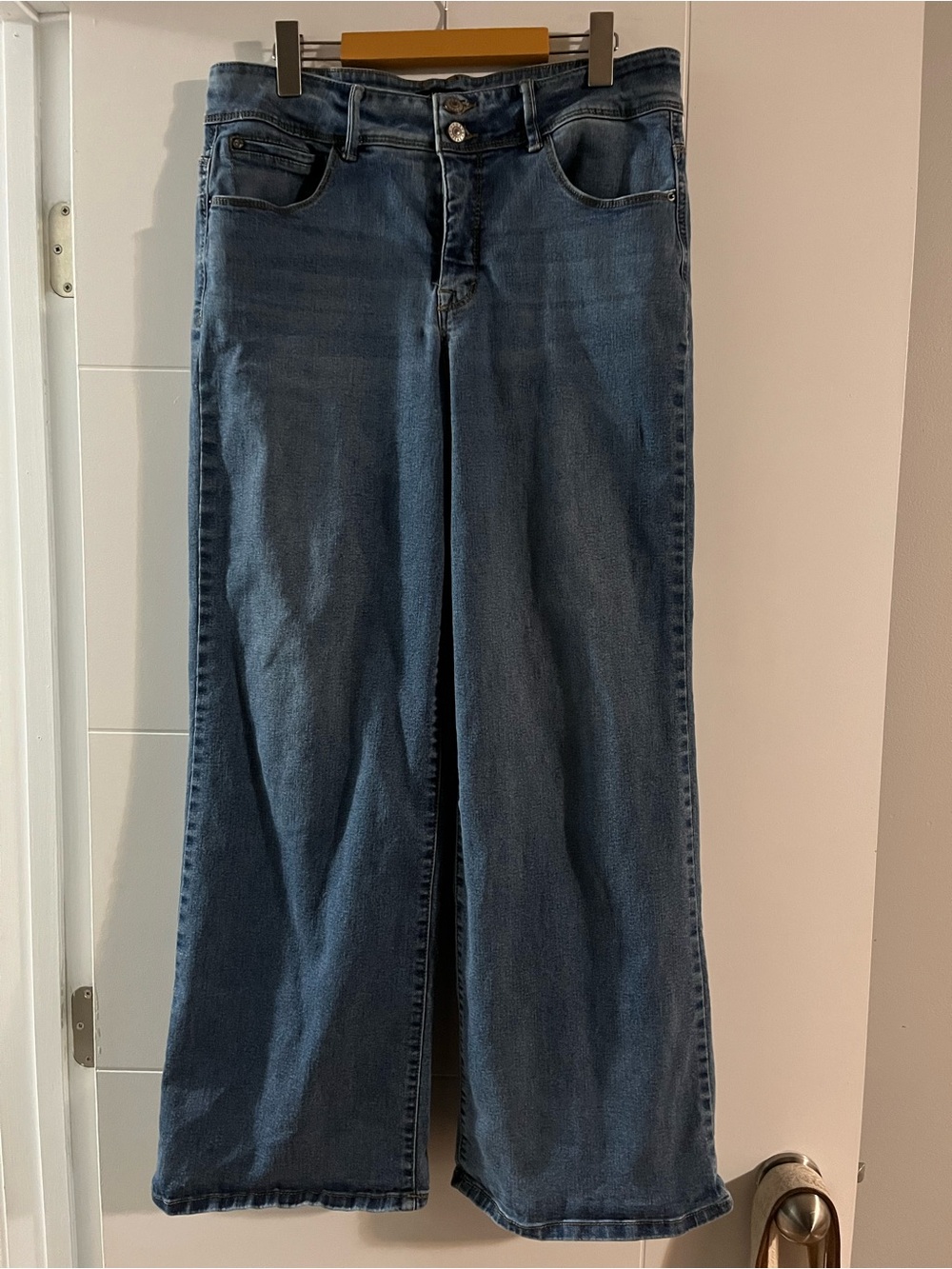 Classic Wide-Leg Women’s Jeans in Medium Blue